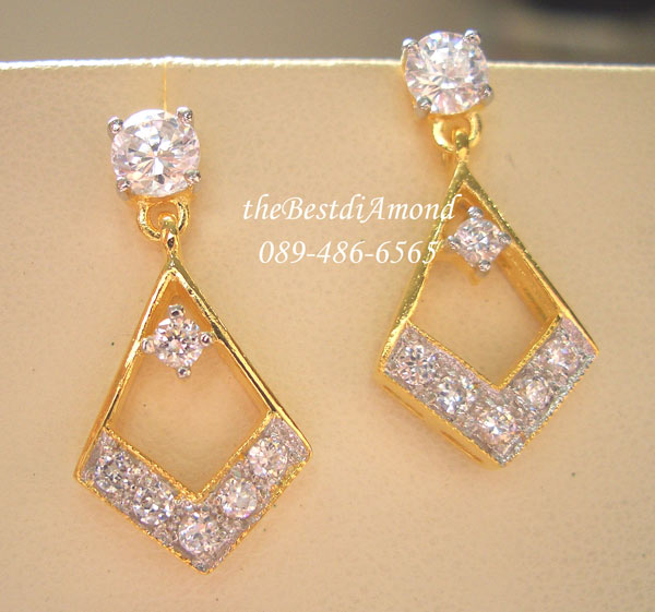 BE425++ต่างหูระย้ารูปข้ามหลามตัด++เป็นแบบห้อยตุ้งติ้ง สวยน่ารัก งานเหมือนจริงเลยค่ะส่วนตุ้งติ้งทำเป็นรูปหยดน้ำ ฝังแบบจิกไข่ปลา งานระยิบระยับ สวยมาก