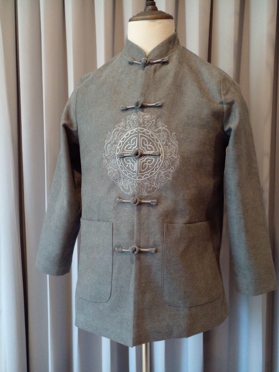 พร้อมส่ง ชุดจีน ชาย เสื้อคอจีน ผ้าไหมจีน สีเทา กระดุมหน้า (L)