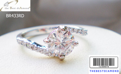 BR433RD+++แหวนชู 1 กะรัต ตรงกลางเพชรCZกลมยกสูง บ่าข้างเอี้ยวๆ สวยมากๆๆ ดูดี เพชรประกายแวววับ วิ๊งๆ เหมือนจริงสุดๆๆ