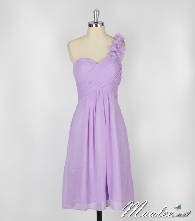 พร้อมเช่า ชุดราตรีสั้น เกาะอก ไหล่เดียว สีม่วง Lavender จับเดรปไขว์ช่วงหน้าอก แต่งดอกไม้ช่วงไหล่