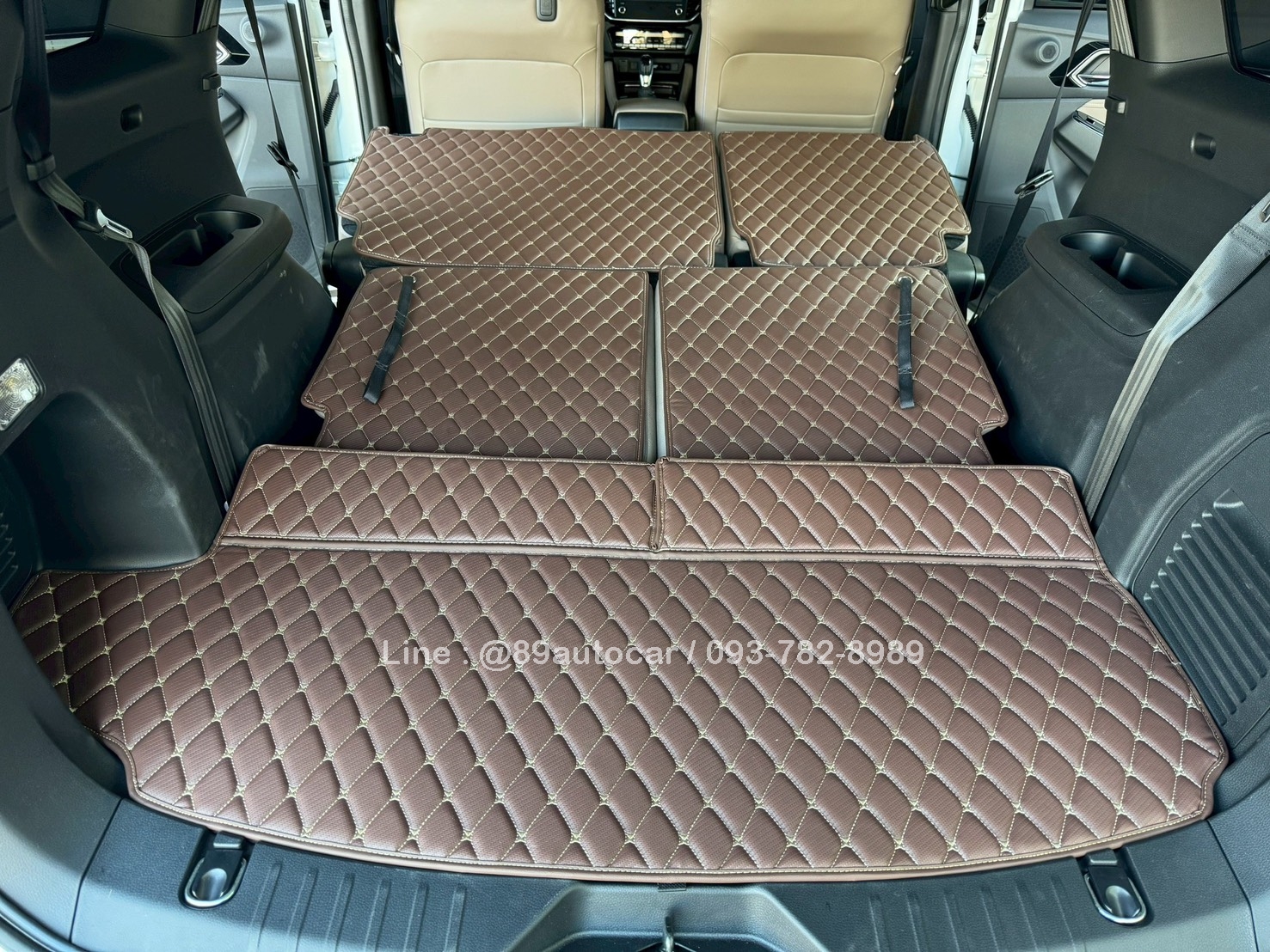 พรมปูพื้นรถยนต์ Isuzu Mu-X 2026 ปูพรม7D สีกาแฟลายเคฟล่า เสริมด้วยพรมไวนิลดักฝุ่น สีครีม