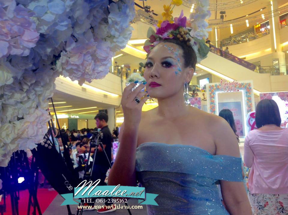 พร้อมเช่า ชุดเดรส ไหล่ปาด ผ่าหน้าขา ผ้า Glitter สีฟ้า