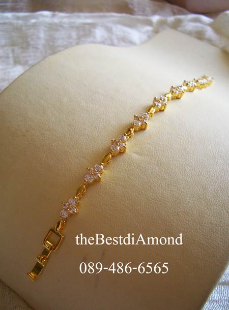 BC008===สร้อยข้อมือเพชรรูปดอกจิกรอบวง=== ดีไซน์น่ารักๆ เป็นรูปดอกไม้ คั่นด้วยทองที่ออกแบบเป็นปล้องๆ ดูลงตัว งานเหมือนจริงสุดๆ หรูหราพอสมควร