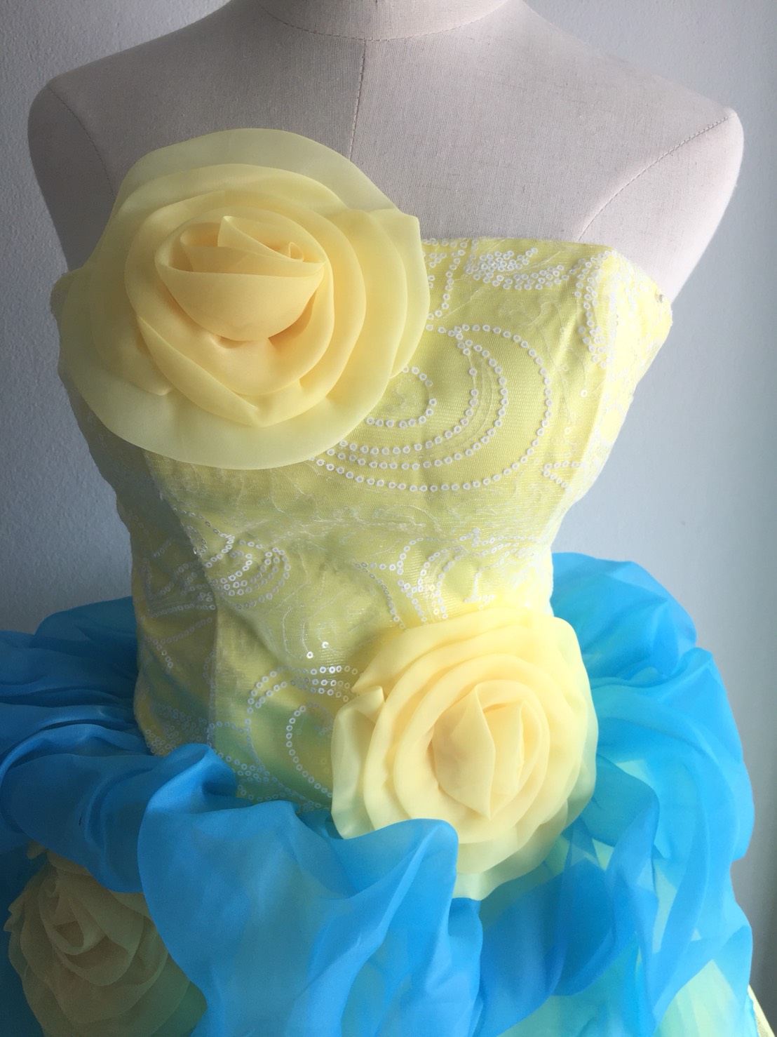 พร้อมเช่า ชุดแฟนซี ชุดราตรีสั้น เกาะอก สีเหลือง/ฟ้า แต่งดอกไม้ อกแต่งเลื่อม กระโปรงผ้าแก้ว น่ารักฟรุ้งฟริ้ง