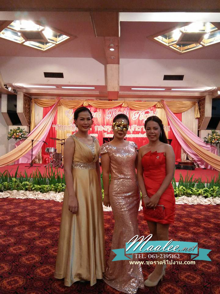 พร้อมเช่า ชุดราตรียาว แบบแขนสั้น ผ้าหลัง สีแดง เนื้อผ้าแต่งเลื่อมทั้งตัว ทรงหางปลา