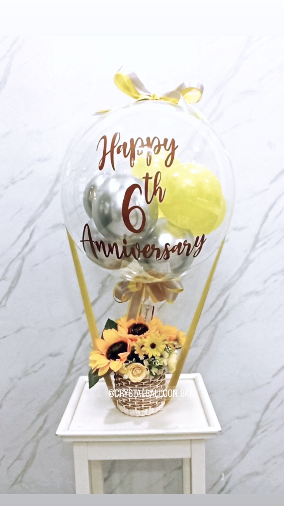 Flower Balloon Anniversary Bubble ขนาด 18" พร้อม กล่องดอกไม้ประดิษฐ์ 1 กล่อง,ลูกโป่ง 6" 8 ลูก , ตะกร้าไม้ พร้อมตกแต่ง สามารถเปลี่ยนสีลูกโป่ง/เปลี่ยนข้อความ/เปลี่ยนขนาด/เปลี่ยนดอกไม้ได้