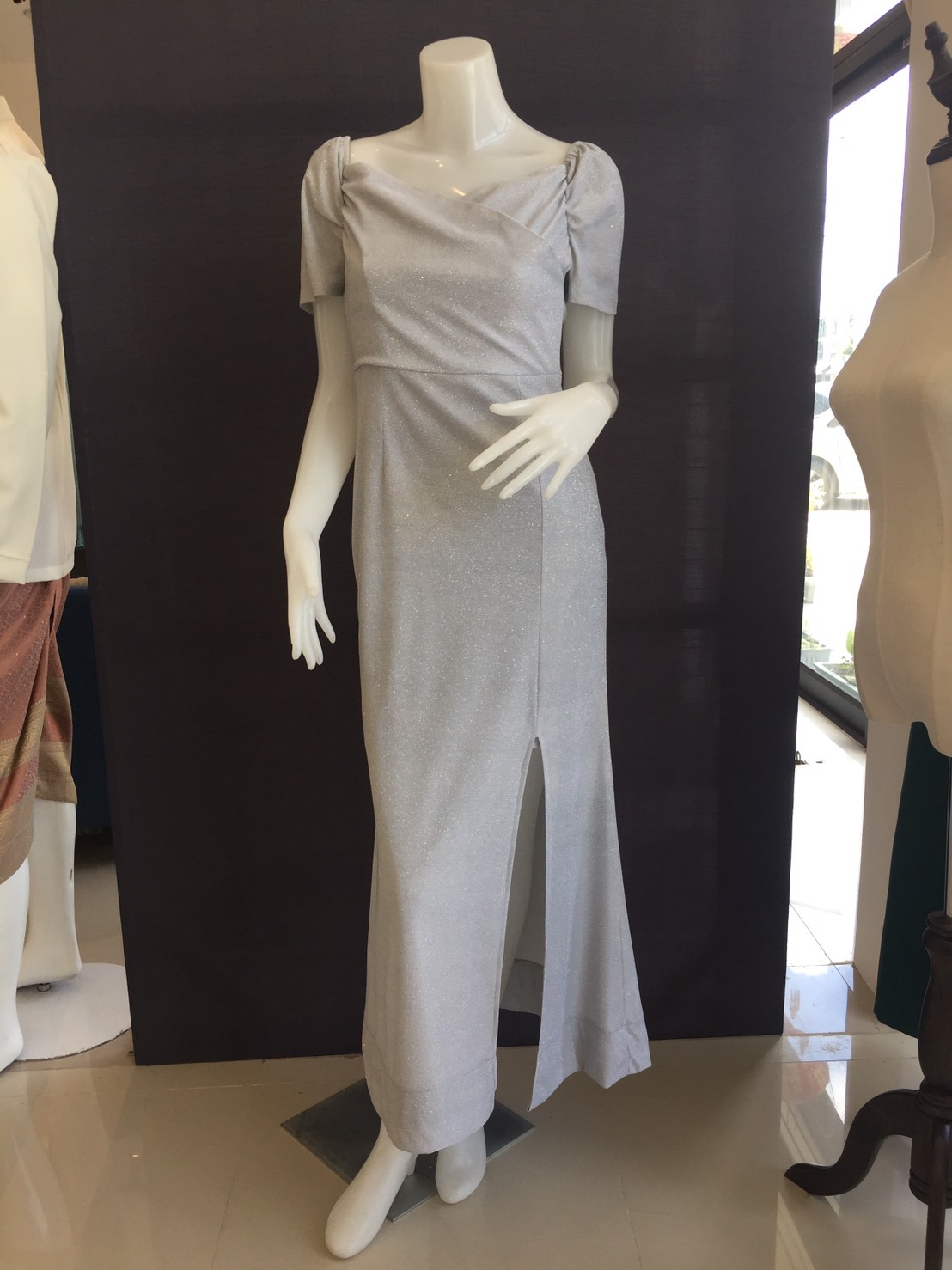 พร้อมเช่า ชุดเดรส เดรสแขนตุ๊กตา เนื้อผ้า glitter ชิมเมอร์ ดีเทลสวย สีเงิน สีเทา