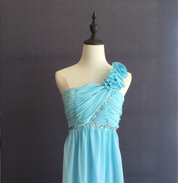 พร้อมส่ง ชุดราตรียาว เกาะอก ไหล่เดียว จับจีบเก๋ แต่งแถบคริสตัลช่วงอก สีแดง