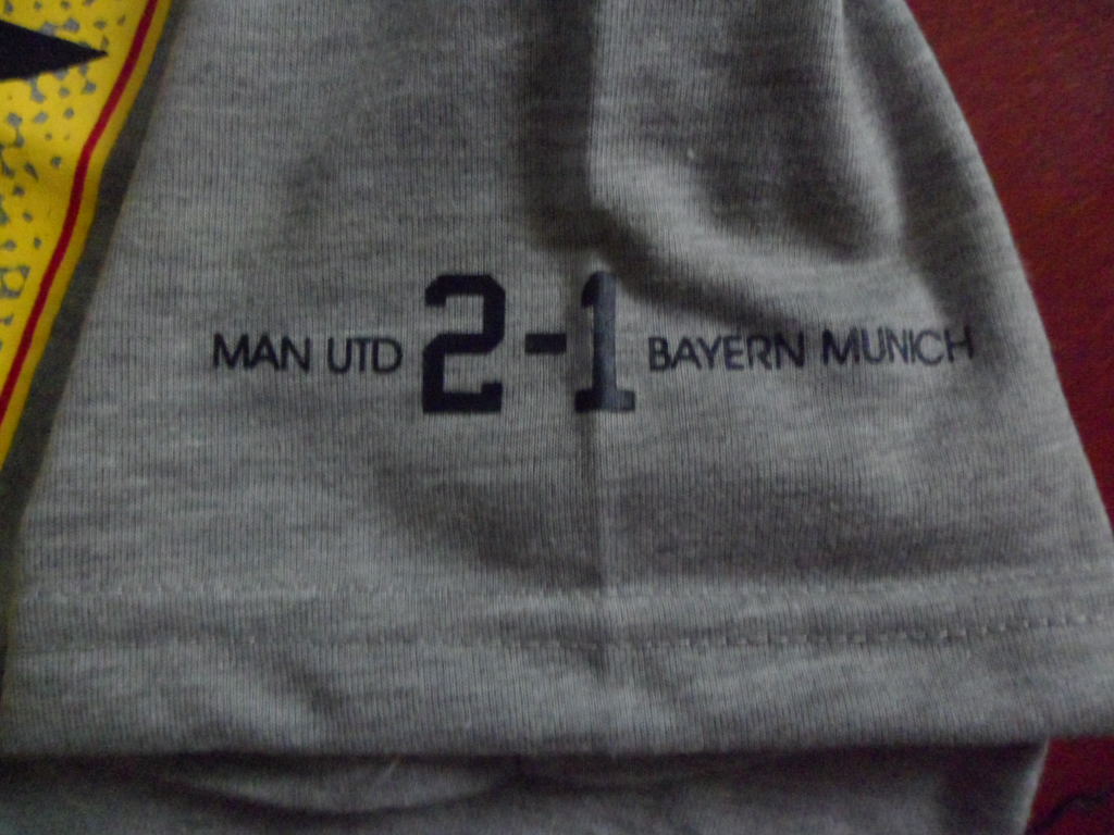 เสื้อที-เชิ๊ต (เสื้อยืดคอกลม) ฟุตบอล ทีมสโมสรแมนเชสเตอร์ ยูไนเต็ด ชุดที่ระลึก UEFA Champions League Champions 1999 ใหม่ M-Size / MANCHESTER UNITED Football T-Shirt Commemorative Kit UEFA Champions League Champions 1999 Jersey NEW M-Size