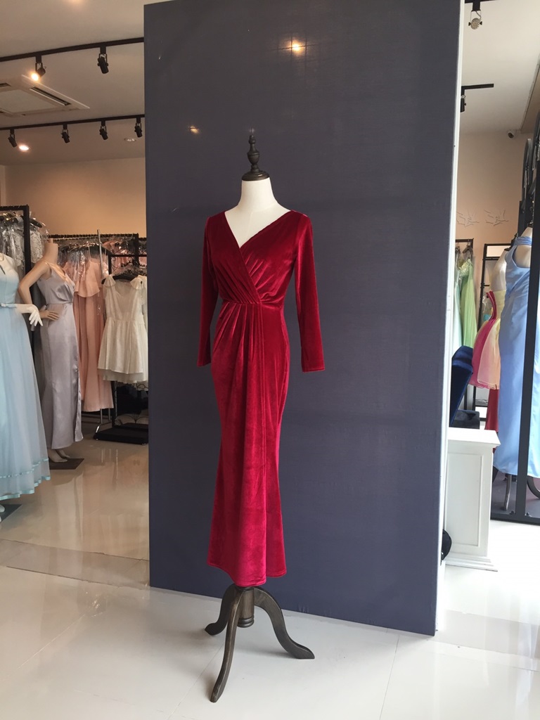 พร้อมส่ง ชุดราตรียาว กำมะหยี่แขนยาว เดรสยาวทรงหางปลา สีไวน์แดง