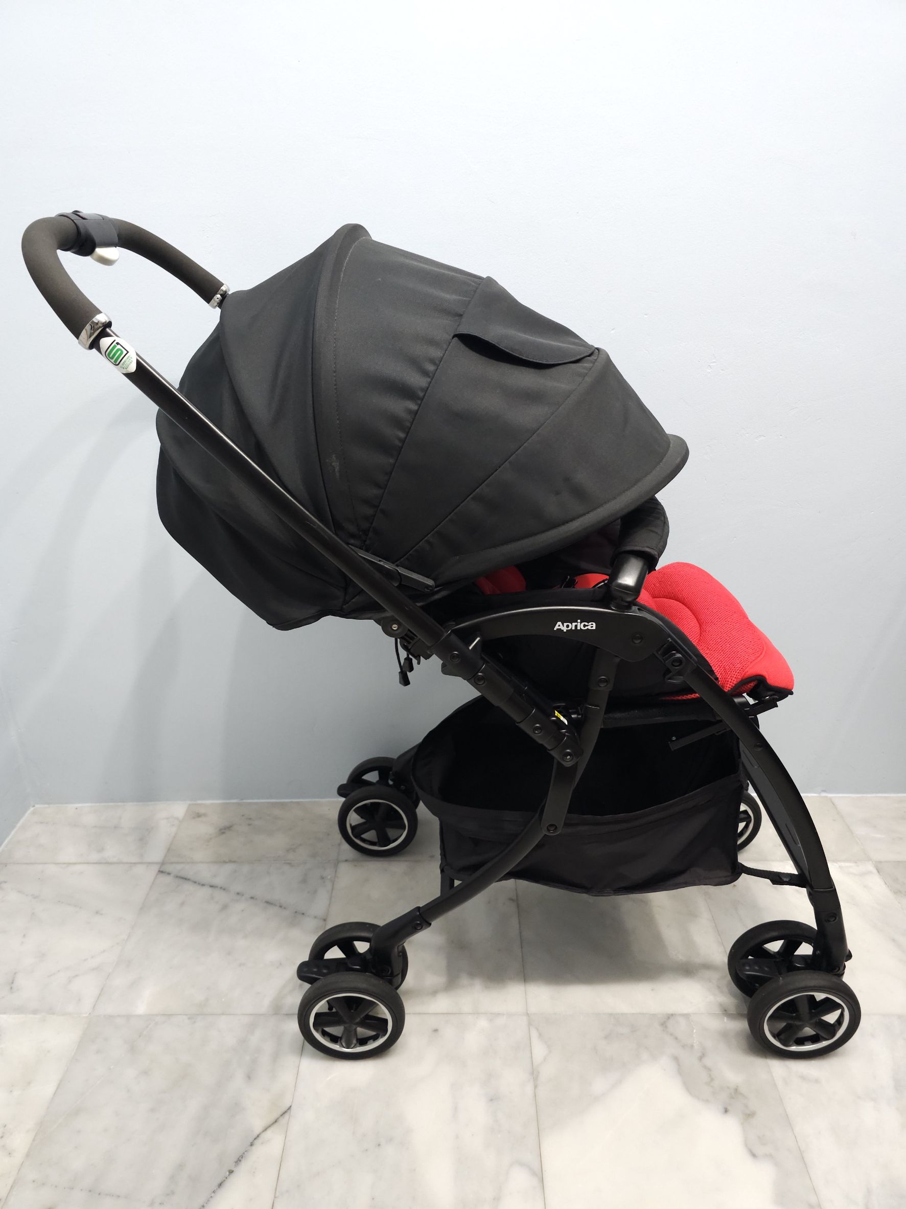 Aprica Luxuna Comfort สีแดง-ดำ