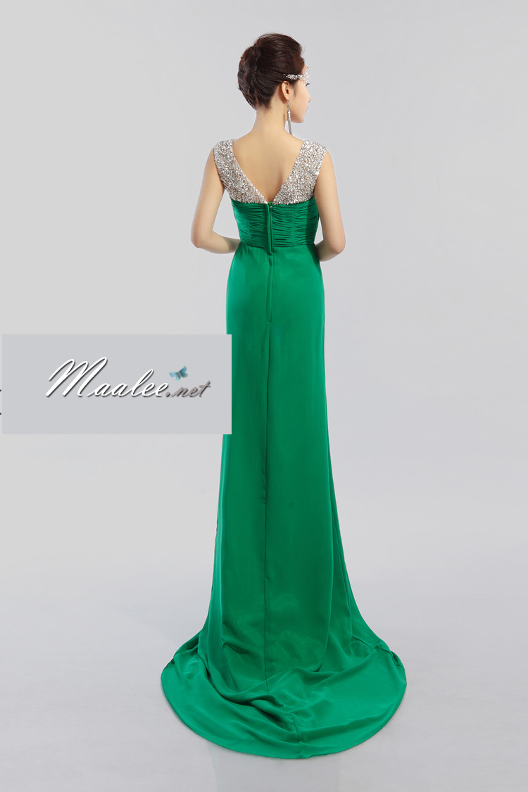 พร้อมเช่า ชุดราตรียาว สีเขียว ปักเลื่อมช่วงอก แบบเปรี้ยวอมหวาน