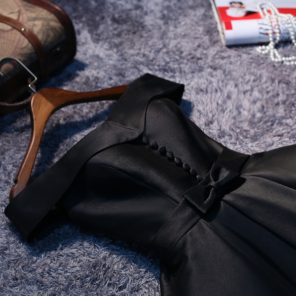 พร้อมเช่า ชุดราตรีสั้น แบบไหล่ปาด สไตล์วินเทจผ้าไหมดัชเชส กระโปรงทรง แต่งเม็ดกระดุม&โบว์ สีดำ (เชือกผูกหลัง)