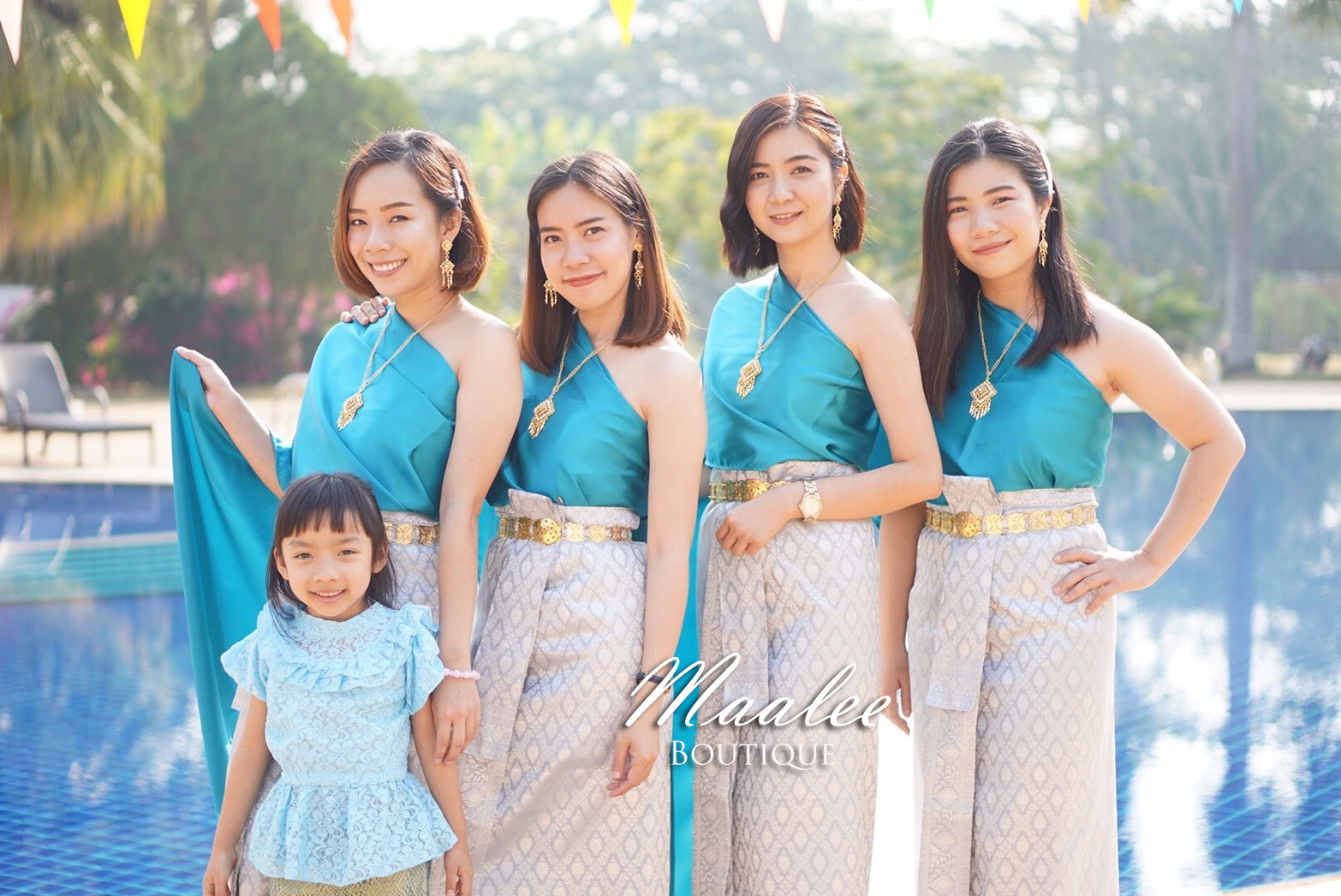 เช่า ชุดไทย ชุดเพื่อนเจ้าสาว ชุดไทยผ้าถุงสีเทาเงิน สไบเรียบสีน้ำทะเล