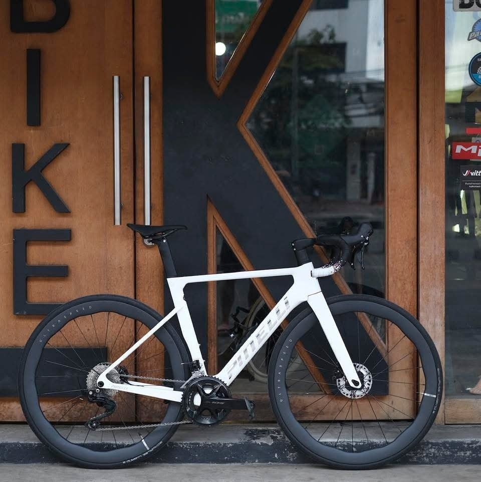 ล้อคาร์บอน ULTRASPEED Disc 50/50 2026 (AERO Spoke) – น้ำหนักเพียง 1.3 กก., รองรับ Tubeless, แบริ่งเซรามิก, ฮับ ULTM RATCHET 36T