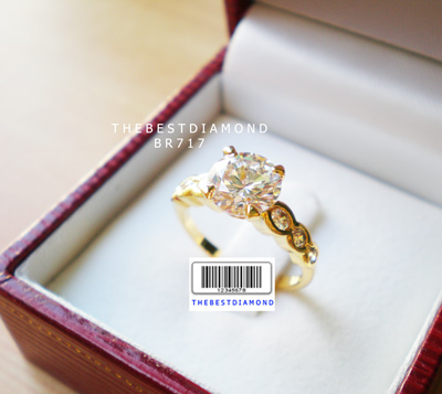 BR717+++แหวนชู 1.25 กะรัต แหวนชูแบบหรูๆ ตรงกลางเพชรกลมยกสูง ด้านข้างใช้เพชรกลมฝังแบบกระเปาะ แบบลงตัว เรียบ หรู เพชรสวยมากๆๆ