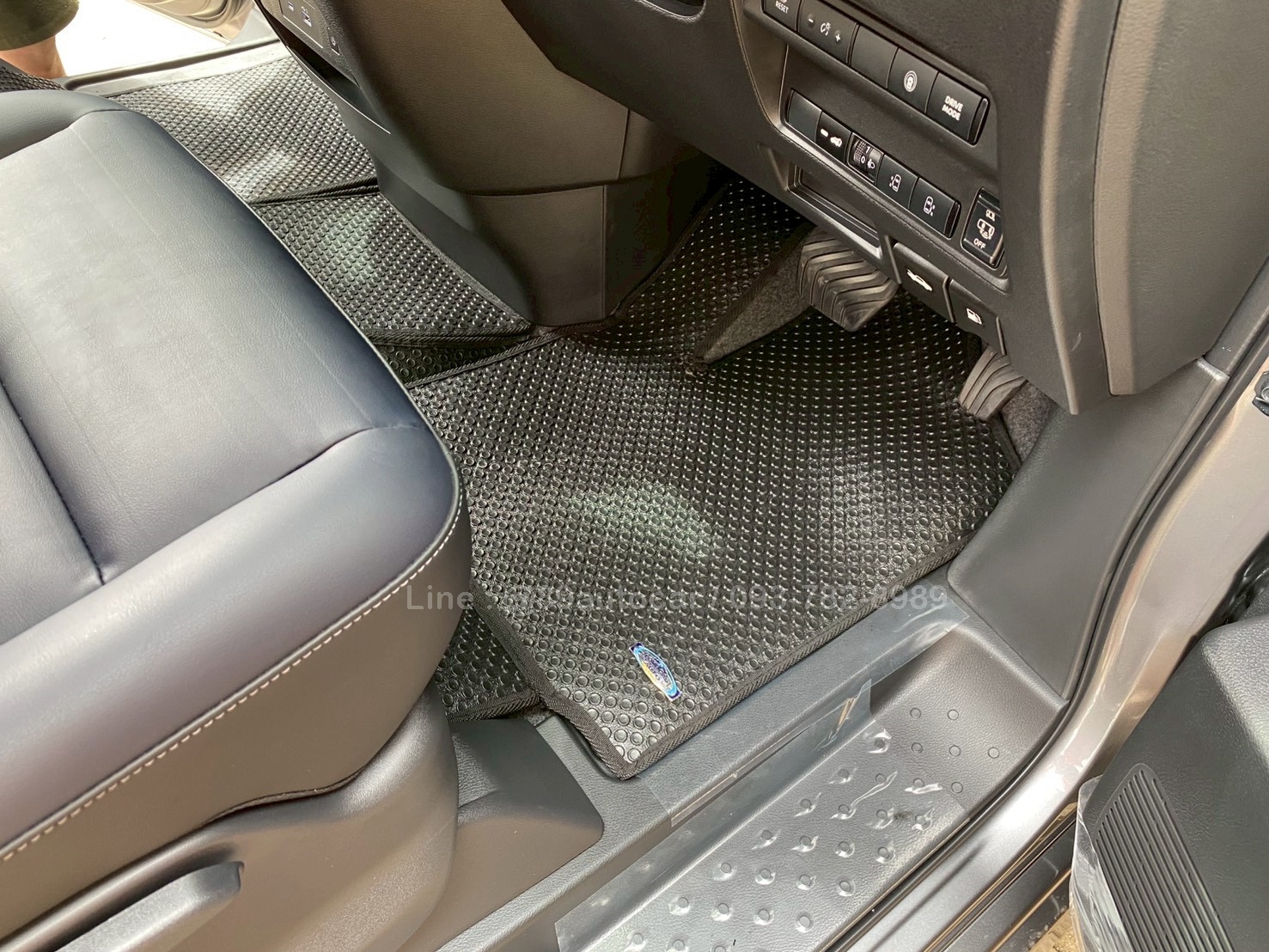 ผ้ายางปูพื้นรถยนต์ Nissan Serena C28 ปูกระดุมเล็ก PVC สีดำขอบดำ