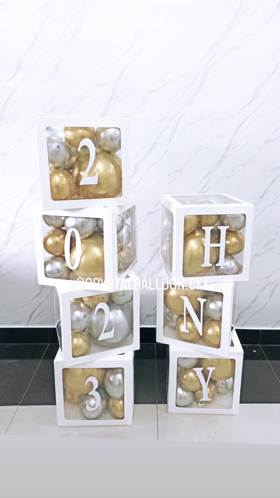 ลูกโป่ง New Year กล่องใส ติดตัวอักษร 7 กล่อง Theme เงิน-ทอง พร้อมตกแต่ง สามารถเปลี่ยนสีลูกโป่ง/เปลี่ยนตัวอักษรได้