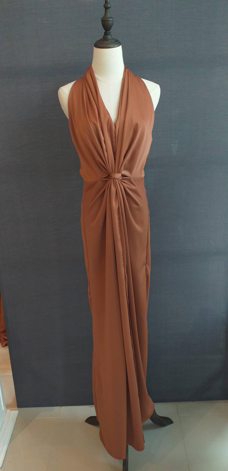 พร้อมเช่า ชุดราตรียาว ชุดเดรส แนวคล้องคอ จับเดรปหน้า สีส้มอิฐ สีน้ำตาล