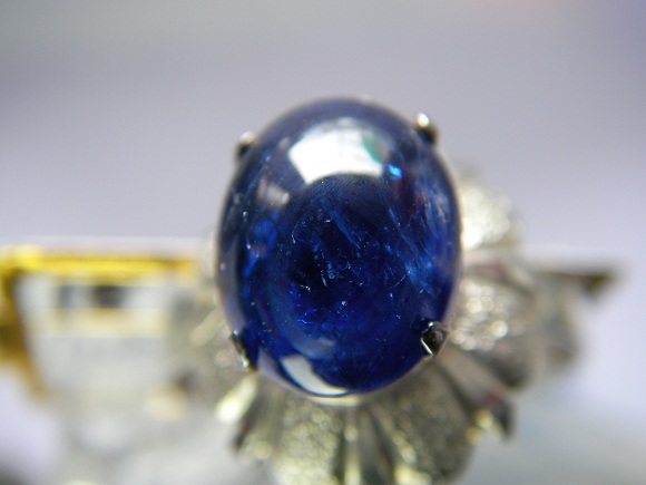 นิหร่าไพลินพม่า บ่อม๊กก๊ก (สีน้ำเงิน) เนื้อแก้วโปร่งสวย ทรงนูนไข่หวาน น่ารัก ขนาด 10.05x7.59x3.92 mm. นน. 2.9 ct. ราคาโทรถาม