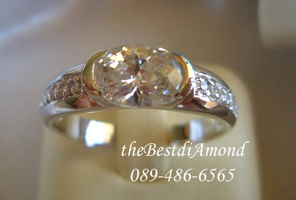 RL014RD+++แหวนเพชร Oval Cut+++ เรียบ หรู ดูดี เพชรรูปไข่ฝังแบบหุ้ม เล่นไฟเหมือนจริงมากๆๆ ใส่ติดนิ้วได้ตลอด ใส่ได้ทั้งหญิงและชาย