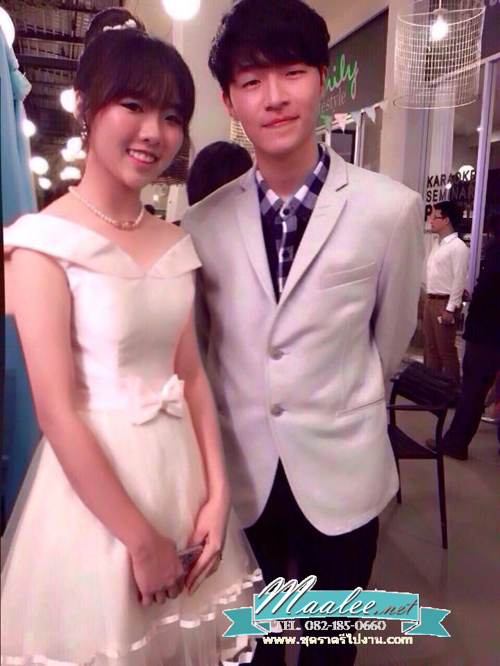 พร้อมเช่า ชุดราตรีสั้น แบบไหล่ปาด ผ้าไหมดัชเชส กระโปรงผ้าตาข่าย&แต่งริ้บบิ้นเก๋ๆชายกระโปรง และโบว์ช่วงเอว สีครีม (เชือกผูกหลัง)