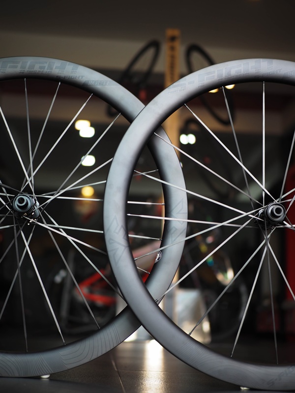 ชุดล้อเสือหมอบดิสเบรค Carbon S-Fight ROUTE ขอบ 45 mm. ขอบทรง U กว้าง 25 mm. ดุม CERAMIC แกน 12 mm. หน้าหลัง รองรับ 12 sp. UCI NEW2023