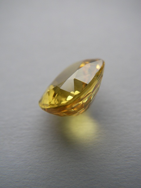 บุษราคัม yellow sapphire ใบเซอร์BGL-P10806 น้ำทองแม่โขง IF Oval/Mixed ขนาดพลอย 6.94 x 10.70 x 4.47 mm. size 3.46 ct.