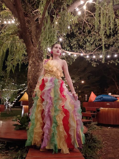 พร้อมเช่า ชุดแฟนซียาว ไหล่เดียว สีรุ้ง ระบายฟูสวย ช่วงอกปักเลื่อมแต่งดอก (ซิปหลัง)