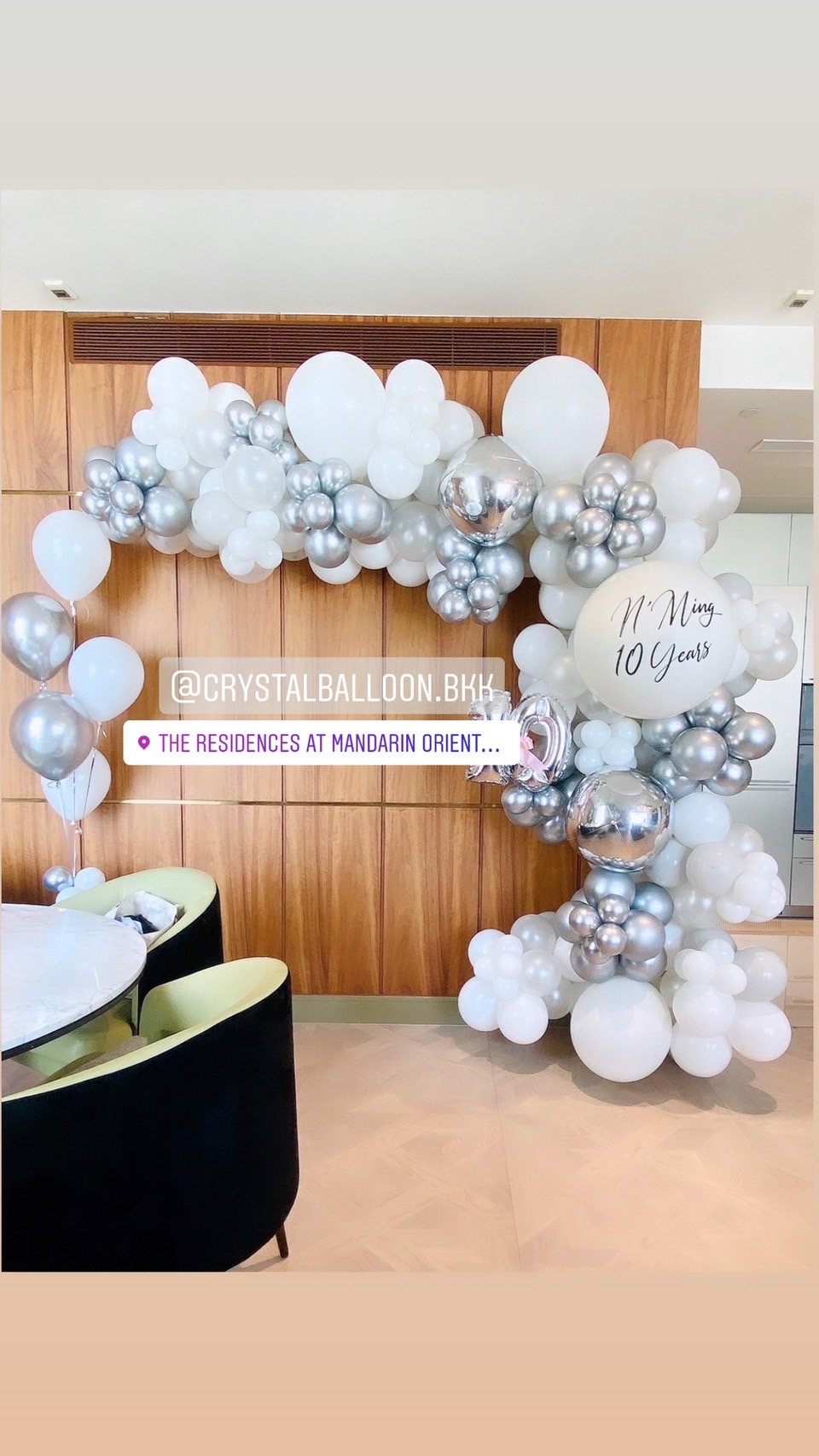 Organic Backdrop วันเกิด Theme สีเงิน-ขาว พร้อมตกแต่ง ช่อลูกโป่ง ราคาโทรสอบถาม