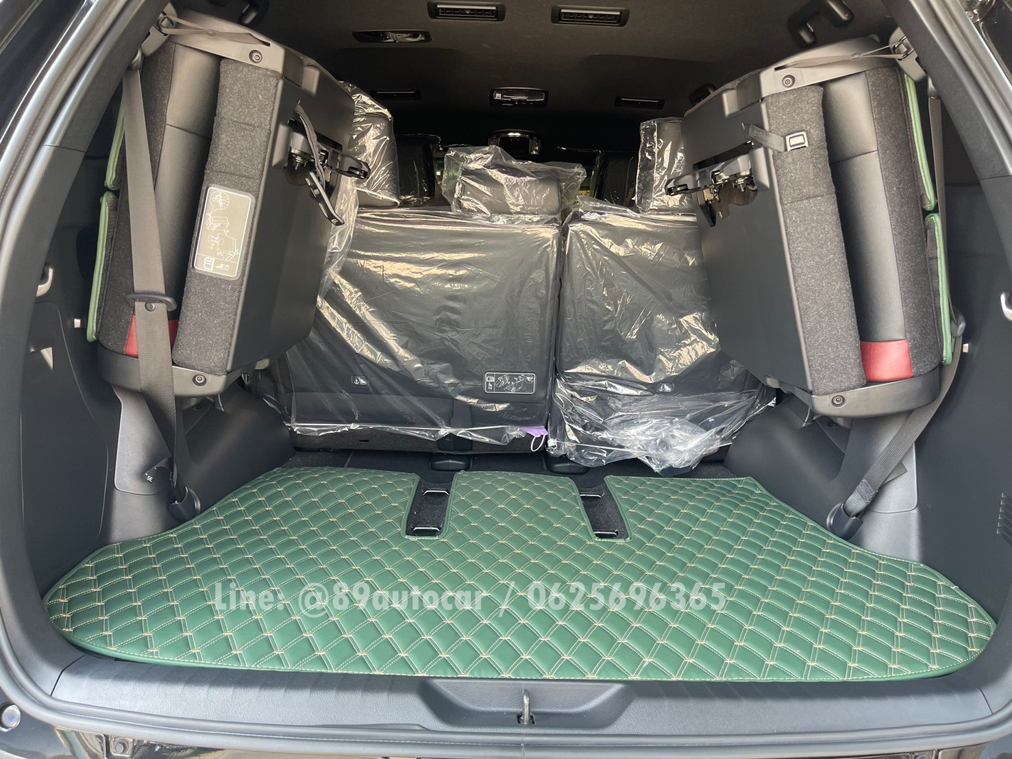 Toyota Fortuner (โตโยต้า ฟอจูนเนอร์) 2015-2024 ปูพรมVVIP สีเขียวด้ายทอง เสริมพรมดักฝุ่นสีครีม