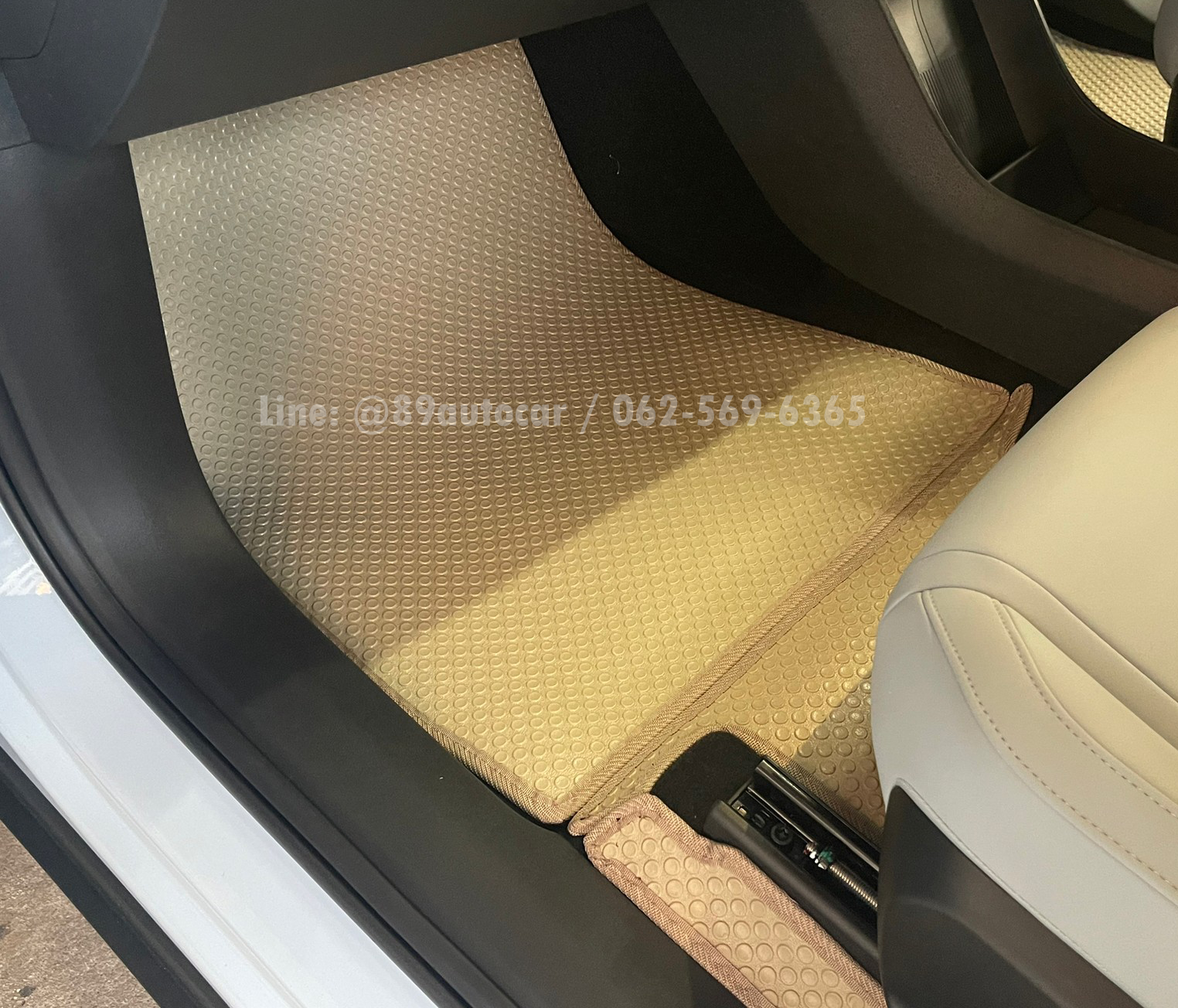 ผ้ายางปูพื้นรถยนต์ Volvo EX30 2024 ปูกระดุมเล็ก PVC สีครีมขอบครีม