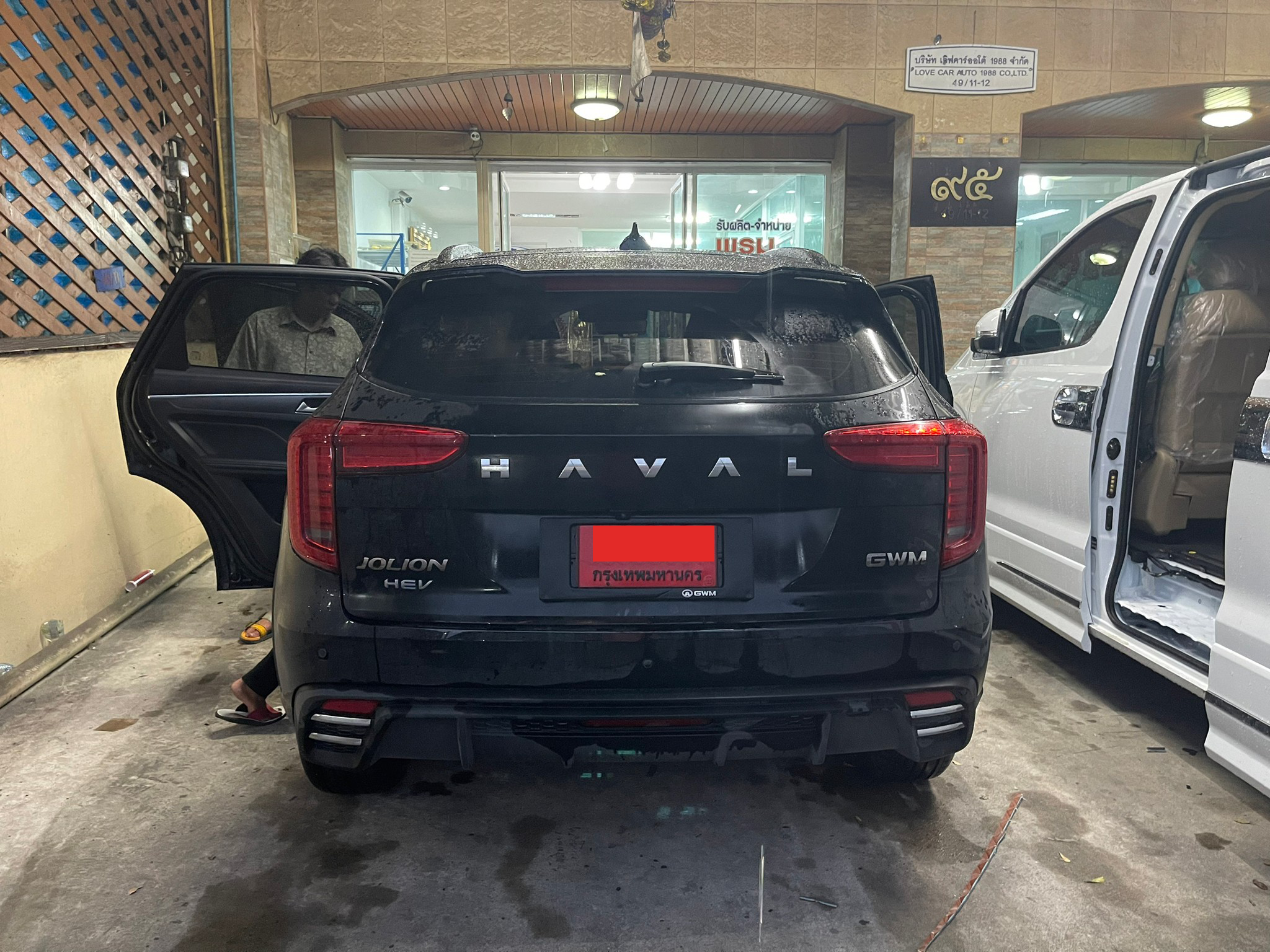 พรมปูพื้นรถยนต์ Haval Jolion Sport (ฮาวาล โจไลออนส์ สปอร์ต) ปูพรมVVIP สีแดงไวน์ด้ายทอง เต็มคัน