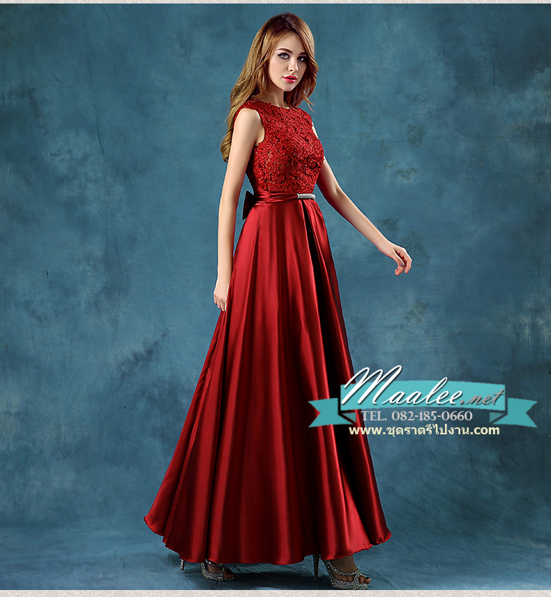 พร้อมเช่า ชุดราตรียาว แขนกุด สีแดง อกแต่งลูกไม้ กรโปรงเนื้อผ้ามัน คาดเอวคริสตัล เซ็กซี่ผ้าหลัง เพิ่มเข็มกลัดโบว์ช่วงหลัง