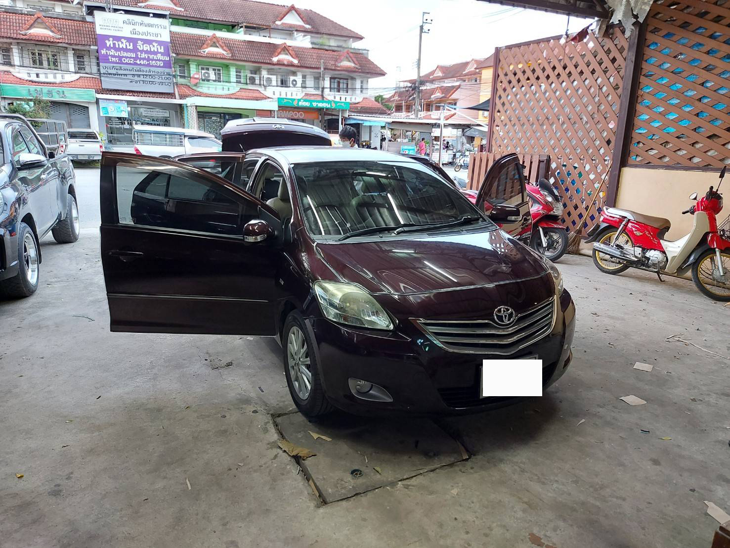 พรมในรถ Toyota Vios 2012 ปูพรม7D สีเลือดหมู + พรมดักฝุ่นสีครีม