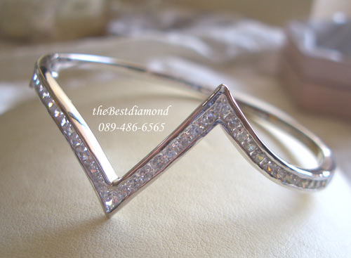 BL012RD++กำไลมงกุฎ++กำไลน่ารักๆๆ ดูเป็นรูปมงกุฎ หรือ รูปหยัก แบบ Modern ก็ได้ค่ะ งานทันสมัย โฉบเฉี่ยว ออกเปรี้ยวทันสมัยนิดๆค่ะ ข้อมืออวบๆก็ใส่ได้นะคะ