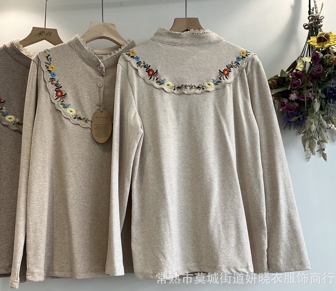 เสื้อยืดเนื้อนิ่มลายปักคอปีนแต่งลูกไม้