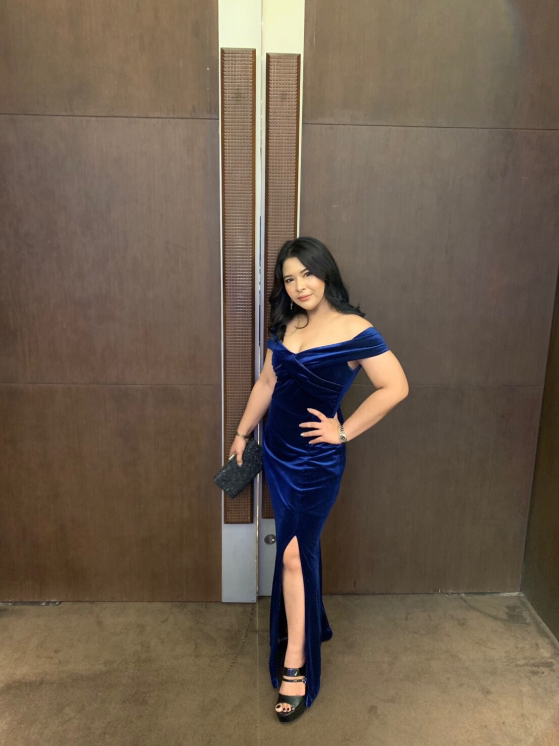 พร้อมเช่า ชุดเดรสยาว ราตรียาว เดรสไปล่ปาด ผ้ากำมะหยี่ แหวกหน้าขา สีน้ำเงิน