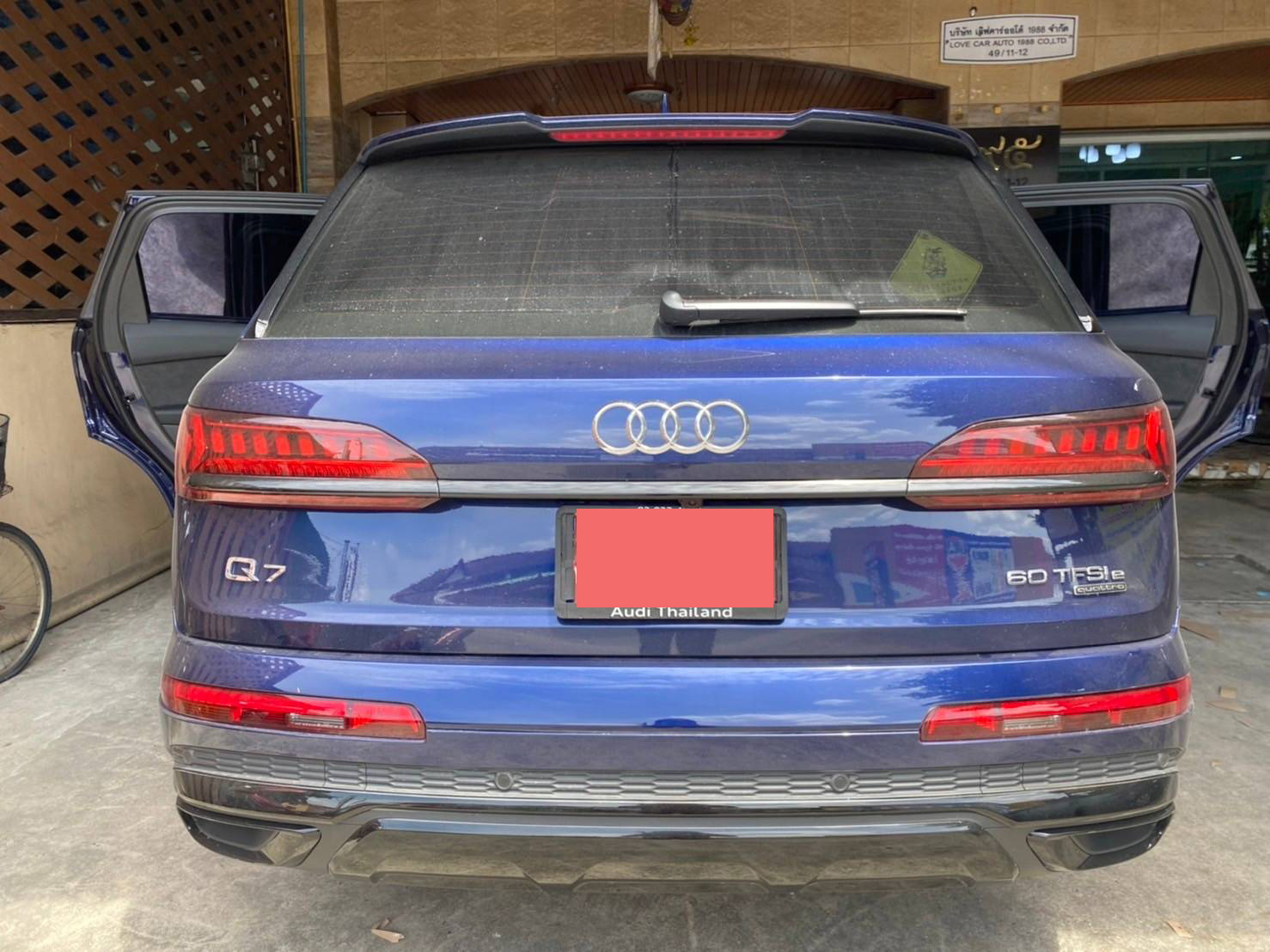 พรมปูพื้นรถยนต์ Audi Q7 2022 ปูพรม7D สีดำด้ายฟ้า เสริมด้วยพรมดักฝุ่นสีเทา