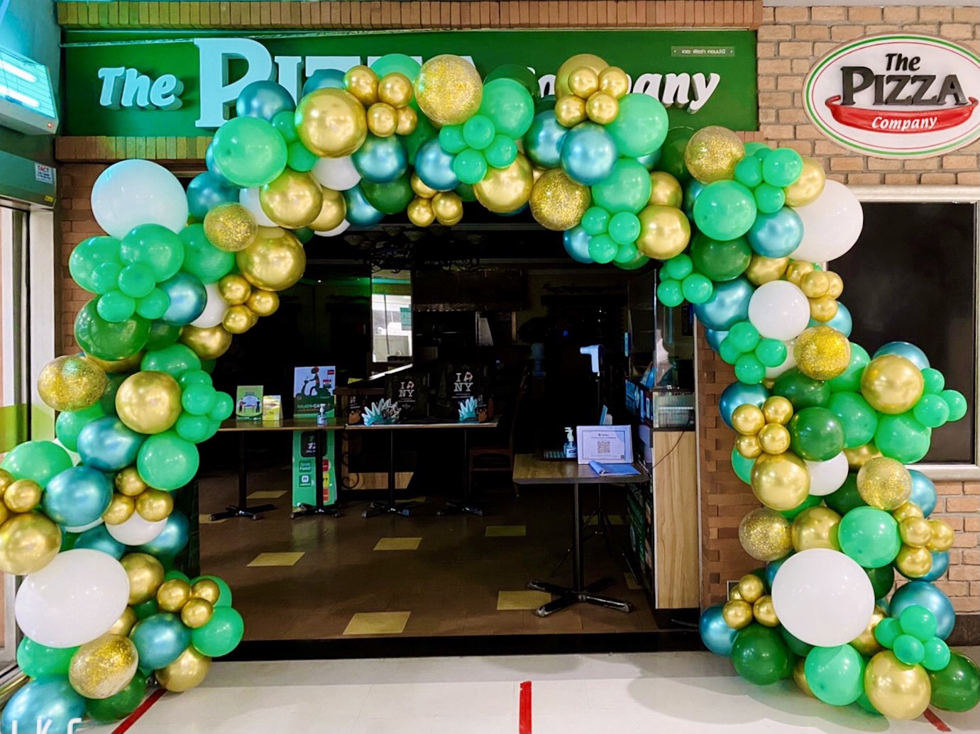 Organic Backdrop Grand Opening ซุ้มโค้ง ขนาด กว้าง 2 เมตร สูง 2.5 เมตร โทนสี เขียว-ขาว-ทอง สะดุดตา 1 ซุ้ม พร้อมตกแต่ง สามารถเปลี่ยนสีลูกโป่งได้
