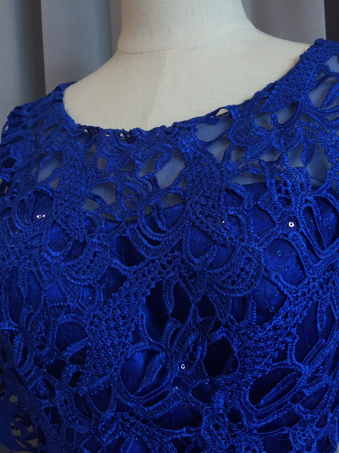 พร้อมเช่า ชุดราตรียาว สีน้ำเงิน แขนสามส่วน ลูกไม้ฉลุ กระโปรงผ้าชีฟอง