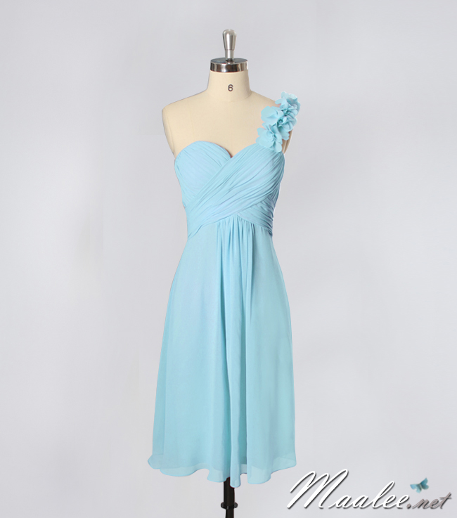 พร้อมเช่า ชุดราตรีสั้น เกาะอก ไหล่เดียว สีฟ้าใส จับเดรปไขว์ช่วงหน้าอก แต่งดอกไม้ช่วงไหล่