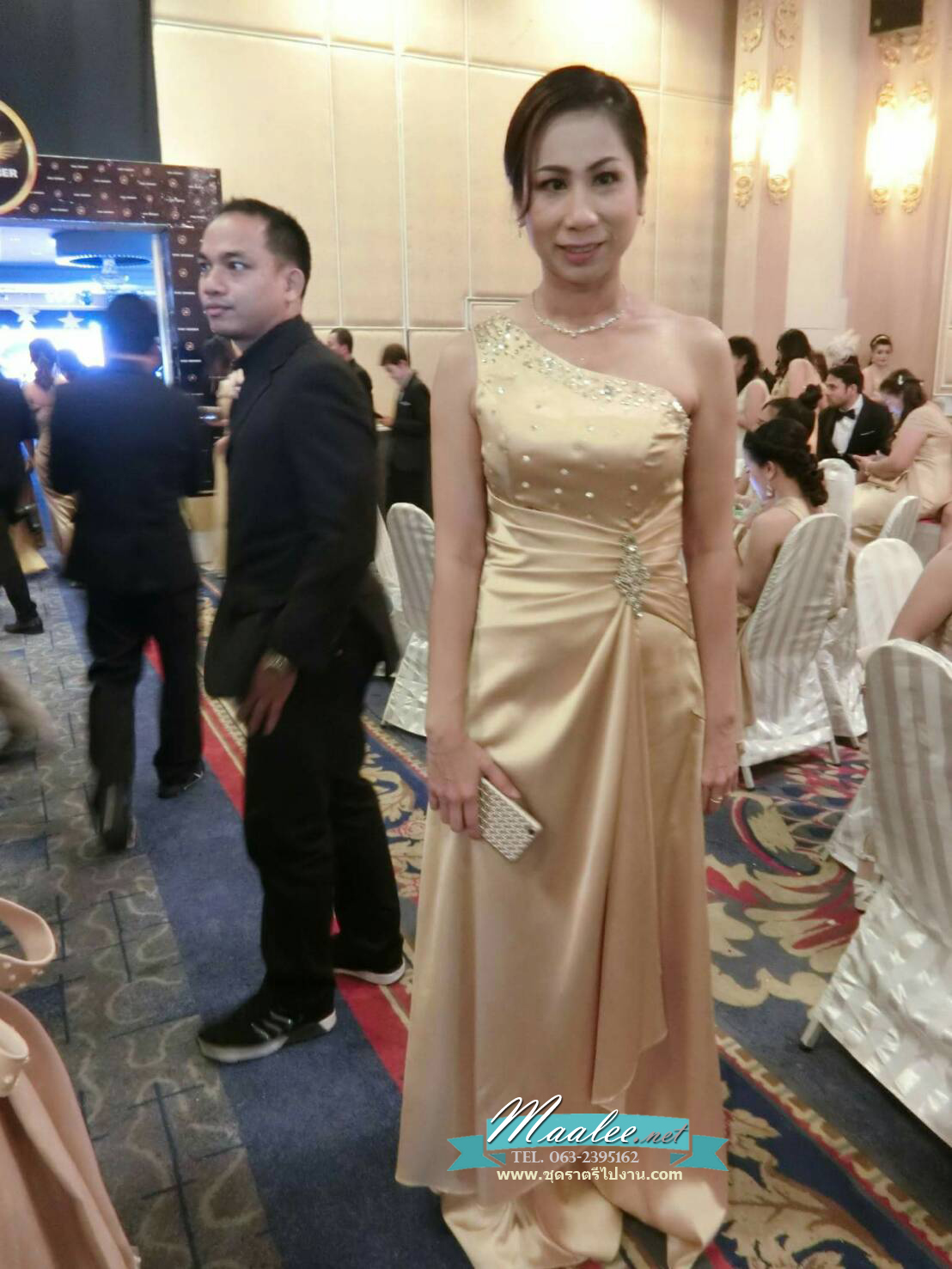 พร้อมเช่า ชุดราตรียาว ไหล่เฉียง สีทอง จับจีบที่เอว คอประดับลูกปัดคริสตัลสวยหรู