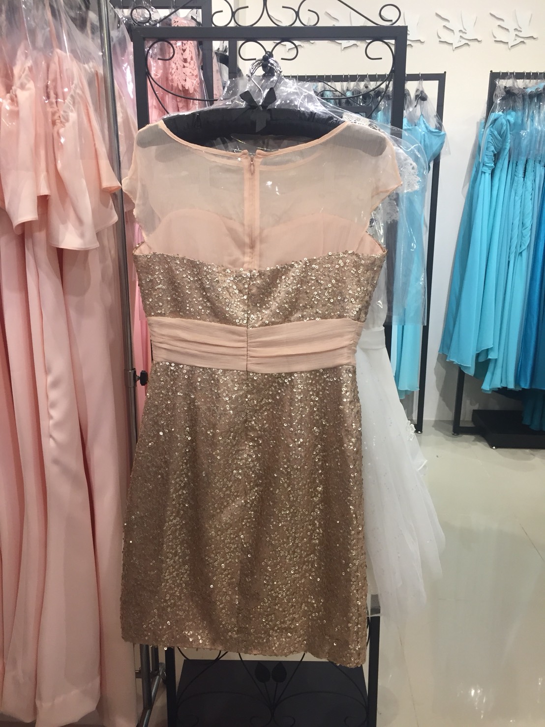 พร้อมเช่า ชุดราตรีสั้น ผ้าเนื้อ Glitter สีเงินสวย ช่วงบนผ้าโปร่งสี Nude