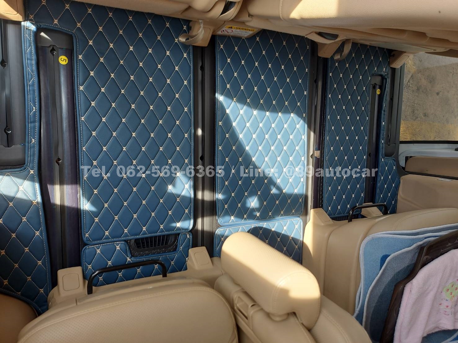 พรมปูพื้นรถยนต์ Hyundai H1 impressive ปูพรม6D สีน้ำเงินด้ายทอง เต็มคัน