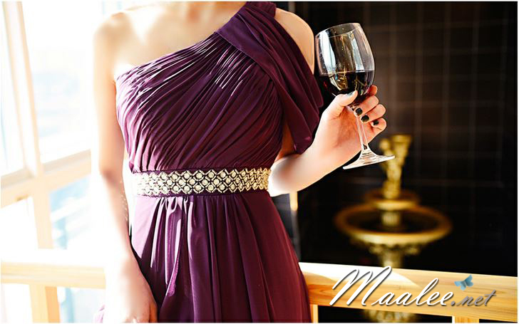 พร้อมเช่า ชุดราตรียาว เกาะอกไหล่เดียว อกจับจีบ เปิดไหล่ซ้ายแบบเปรี้ยว ปักเลื่อมช่วงเอว สีม่วง