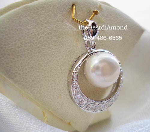 BP422RD+จี้เพชร Pearl in Circle++จี้เพชรcz ผสม มุกน้ำจืดแท้สุดหรู ดูผู้ดีม๊ากมาก แบบIntrend น่ารักๆ เหมือนออกมาจากร้านจิวฯ คนรักมุกไม่ควรพลาด