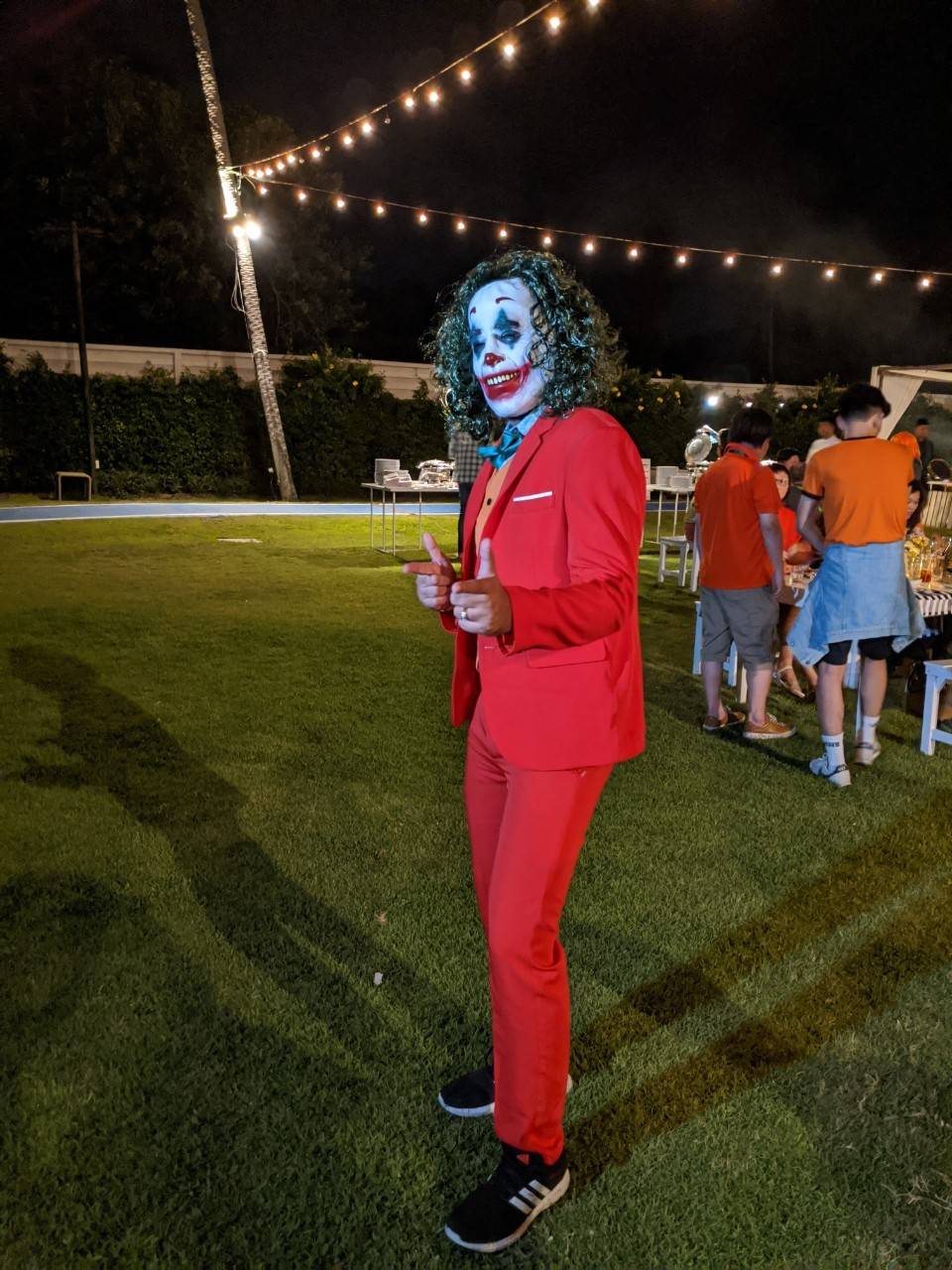 พร้อมเช่า ชุดสูทชาย สีแดงสด แต่งกระดุมดำ +เสื้อกั๊กสีส้มสด