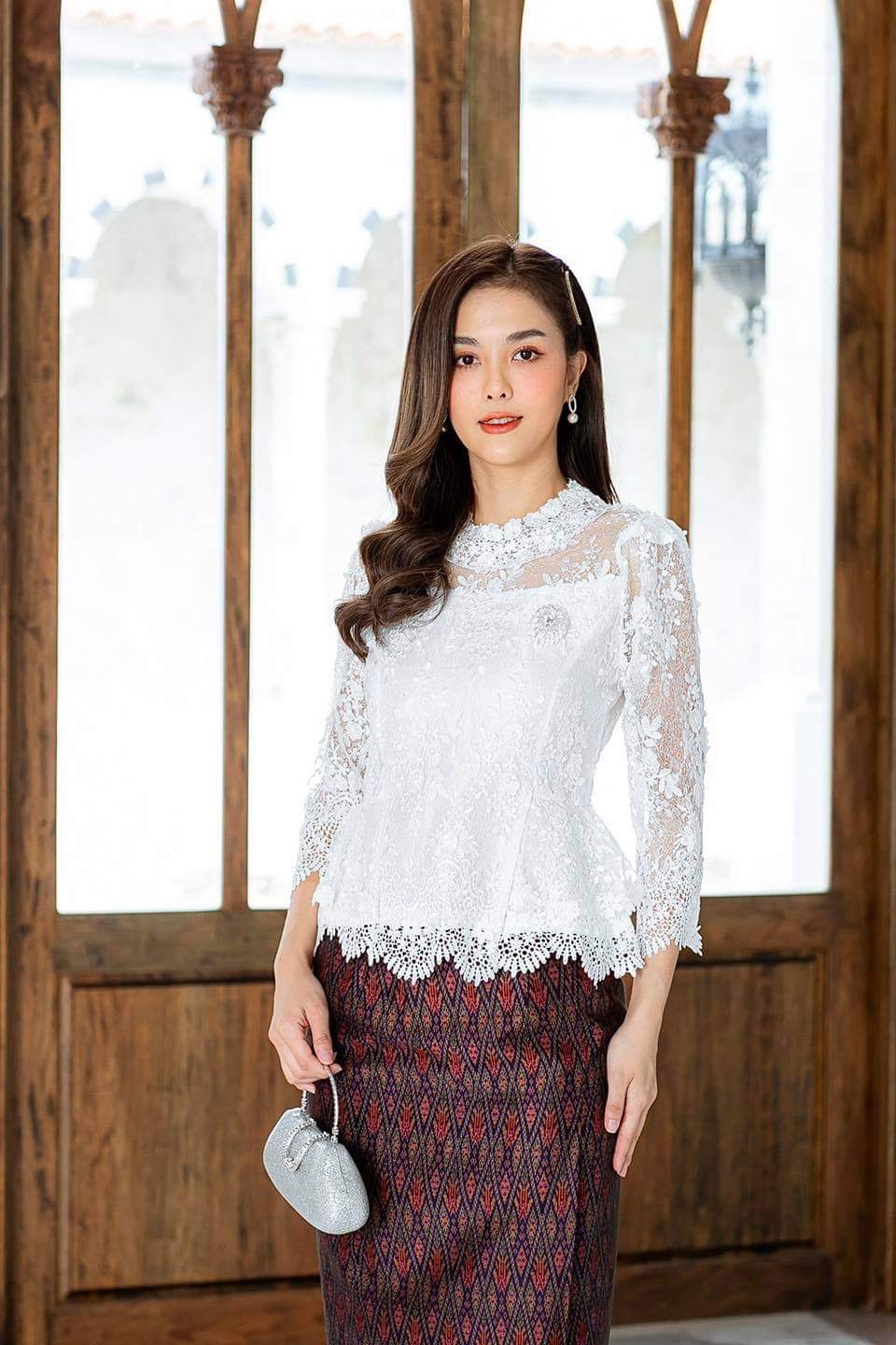 พร้อมเช่า เสื้อ ชุดเช่า ชุดไทยคุณแม่ ผ้าไหมกาฬสินทร์ เสื้อลูกไม้สีขาว คอปีน ผ้าซิ่น แยกชิ้น เรียบหรู **สามารถเลือกเปลี่ยนกระโปรงแบบที่ต้องการได้**