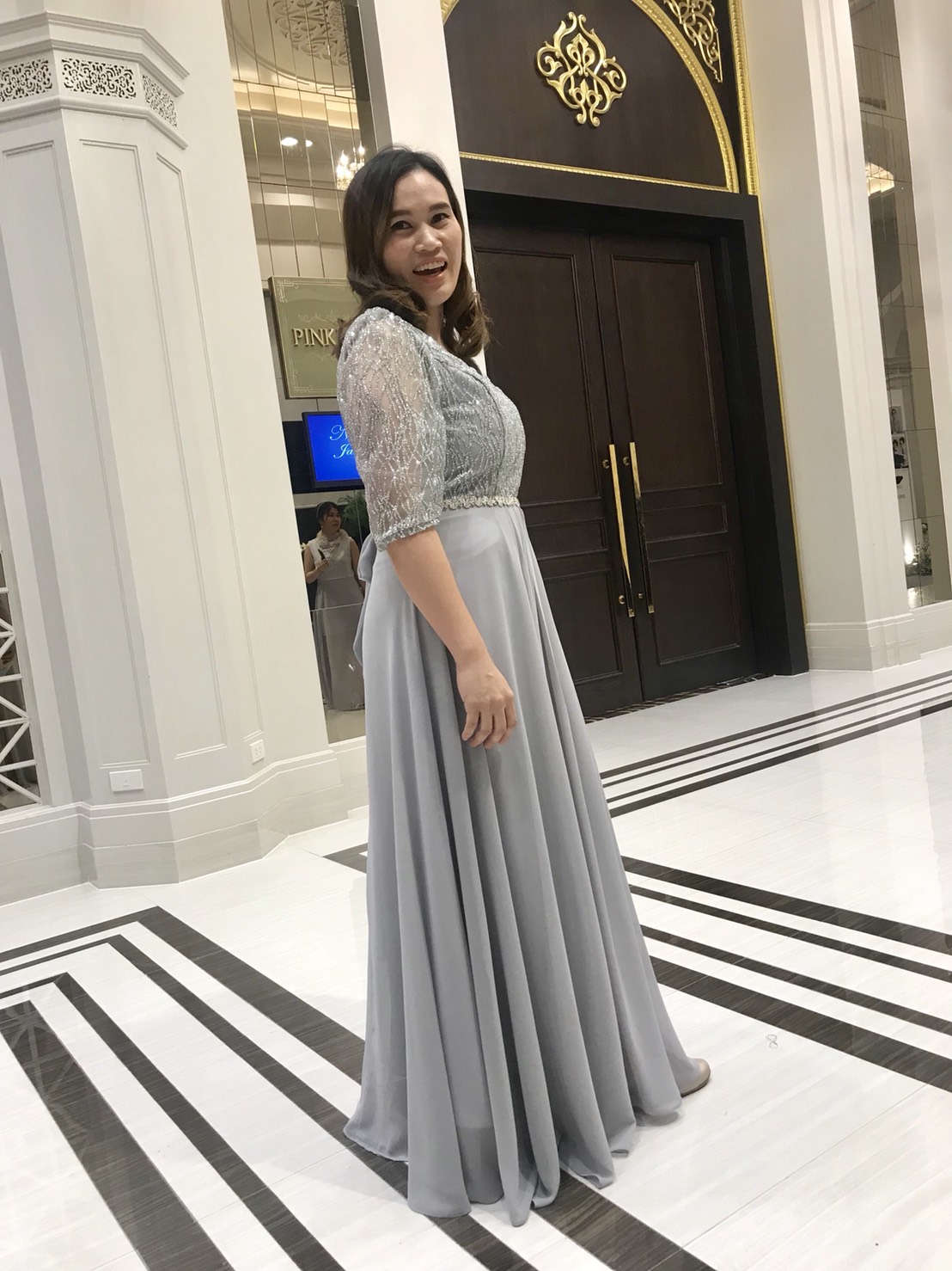 พร้อมเช่า สำหรับสาวไซส์ใหญ่ ชุดราตรียาว สีเทา แขนสามส่วน แต่งเม็ดกากเพชร ช่วงแขนผ้าโปร่ง สวยหรู คาดเข็มขัดช่วงเอว (XL-7XL)